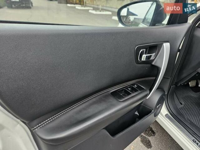 Білий Ніссан Кашкай 2, об'ємом двигуна 2 л та пробігом 187 тис. км за 10900 $, фото 78 на Automoto.ua