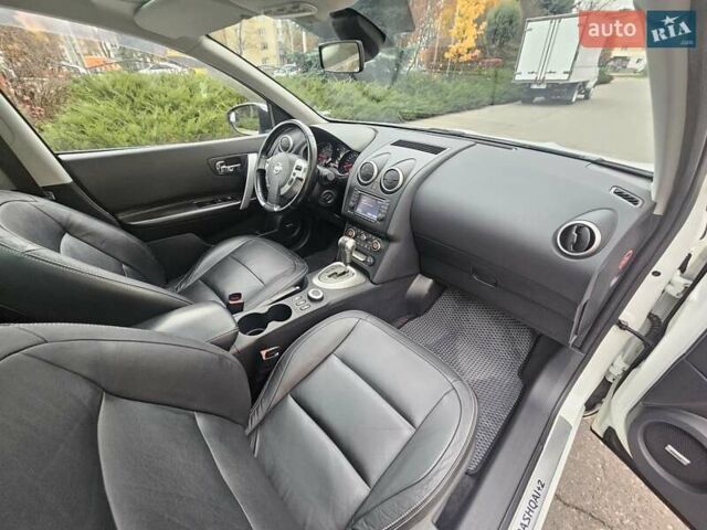 Білий Ніссан Кашкай 2, об'ємом двигуна 2 л та пробігом 187 тис. км за 10900 $, фото 72 на Automoto.ua