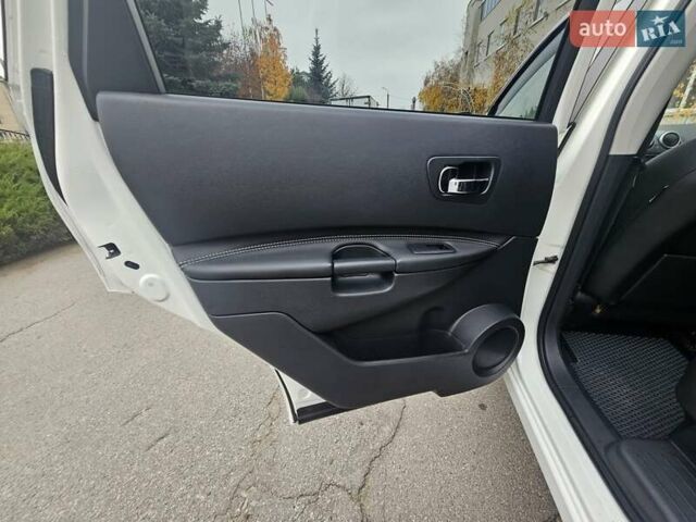 Білий Ніссан Кашкай 2, об'ємом двигуна 2 л та пробігом 187 тис. км за 10900 $, фото 55 на Automoto.ua