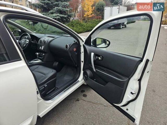 Білий Ніссан Кашкай 2, об'ємом двигуна 2 л та пробігом 187 тис. км за 10900 $, фото 67 на Automoto.ua