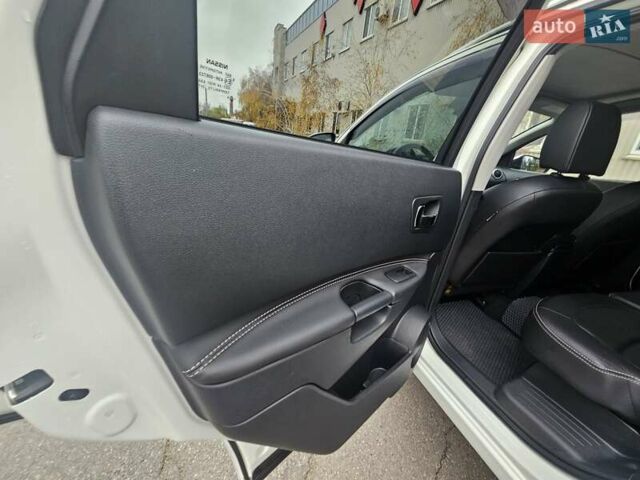 Білий Ніссан Кашкай 2, об'ємом двигуна 2 л та пробігом 187 тис. км за 10900 $, фото 56 на Automoto.ua