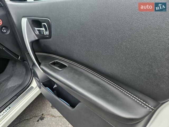 Білий Ніссан Кашкай 2, об'ємом двигуна 2 л та пробігом 187 тис. км за 10900 $, фото 69 на Automoto.ua