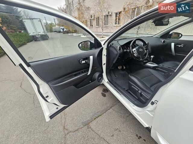 Білий Ніссан Кашкай 2, об'ємом двигуна 2 л та пробігом 187 тис. км за 10900 $, фото 75 на Automoto.ua