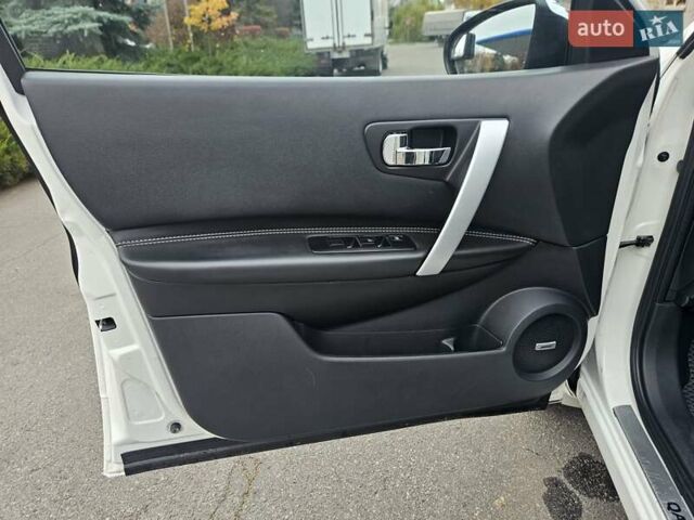 Білий Ніссан Кашкай 2, об'ємом двигуна 2 л та пробігом 187 тис. км за 10900 $, фото 76 на Automoto.ua