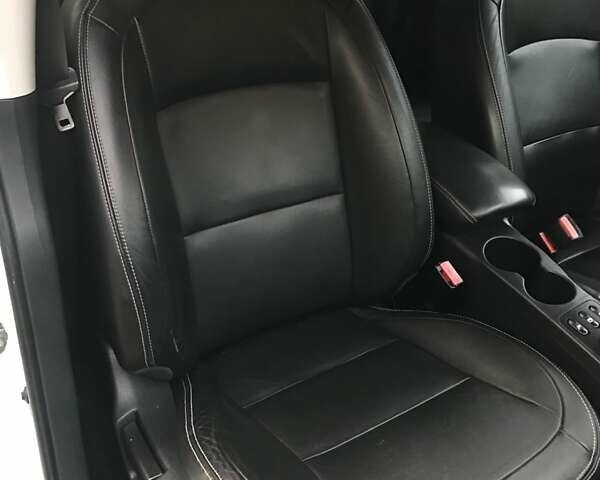 Белый Ниссан Кашкай 2, объемом двигателя 2 л и пробегом 184 тыс. км за 12600 $, фото 21 на Automoto.ua
