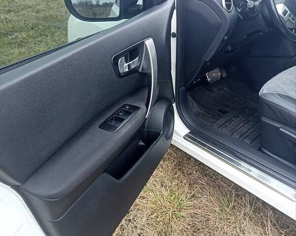 Белый Ниссан Кашкай 2, объемом двигателя 2 л и пробегом 118 тыс. км за 12500 $, фото 7 на Automoto.ua