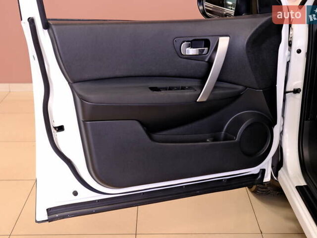 Белый Ниссан Кашкай 2, объемом двигателя 2 л и пробегом 120 тыс. км за 11900 $, фото 27 на Automoto.ua