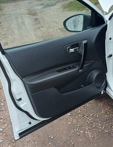 Ниссан Кашкай 2 2013 в Чернигове на Automoto.ua Белый Ниссан Кашкай 2, объемом двигателя 1.6 л и пробегом 230 тыс. км за 13650 $, фото 12 на Automoto.ua