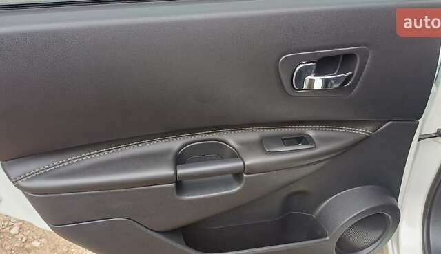 Ниссан Кашкай 2 2013 в Чернигове на Automoto.ua Белый Ниссан Кашкай 2, объемом двигателя 1.6 л и пробегом 230 тыс. км за 13650 $, фото 4 на Automoto.ua