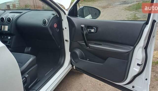 Ниссан Кашкай 2 2013 в Чернигове на Automoto.ua Белый Ниссан Кашкай 2, объемом двигателя 1.6 л и пробегом 230 тыс. км за 13650 $, фото 23 на Automoto.ua