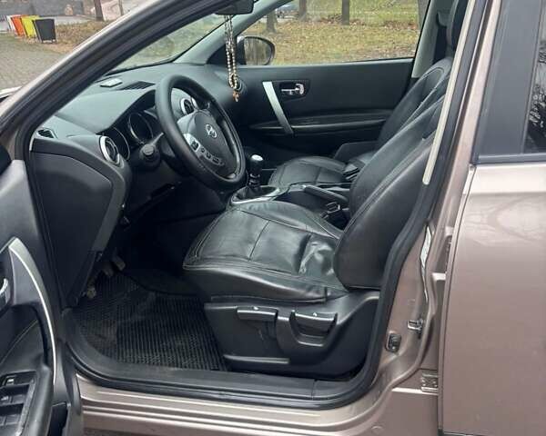 Бежевый Ниссан Кашкай 2, объемом двигателя 2 л и пробегом 250 тыс. км за 8800 $, фото 4 на Automoto.ua