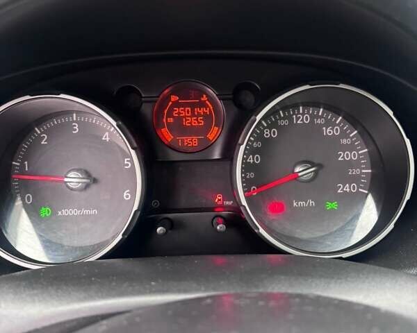 Бежевый Ниссан Кашкай 2, объемом двигателя 2 л и пробегом 250 тыс. км за 8800 $, фото 6 на Automoto.ua