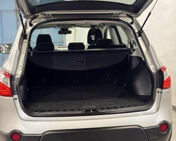 Сірий Ніссан Кашкай 2, об'ємом двигуна 2 л та пробігом 84 тис. км за 12500 $, фото 65 на Automoto.ua