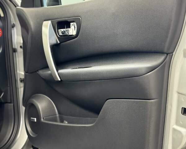 Сірий Ніссан Кашкай 2, об'ємом двигуна 2 л та пробігом 84 тис. км за 12500 $, фото 113 на Automoto.ua