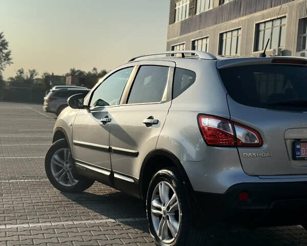 Серый Ниссан Кашкай 2, объемом двигателя 1.6 л и пробегом 255 тыс. км за 10600 $, фото 2 на Automoto.ua