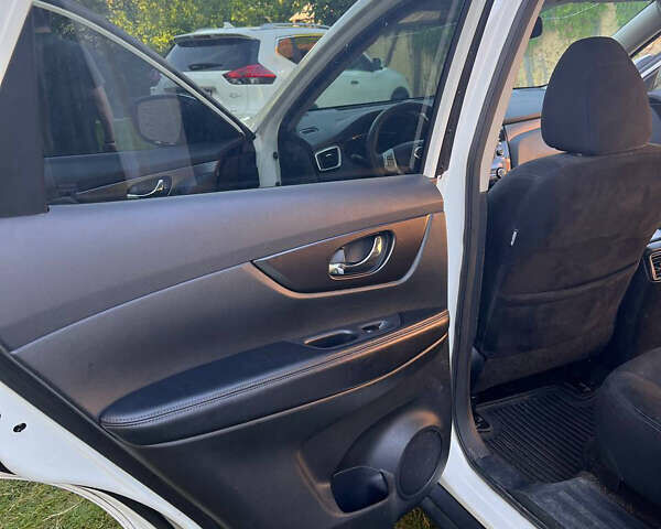 Белый Ниссан Rogue, объемом двигателя 2.5 л и пробегом 205 тыс. км за 11800 $, фото 6 на Automoto.ua