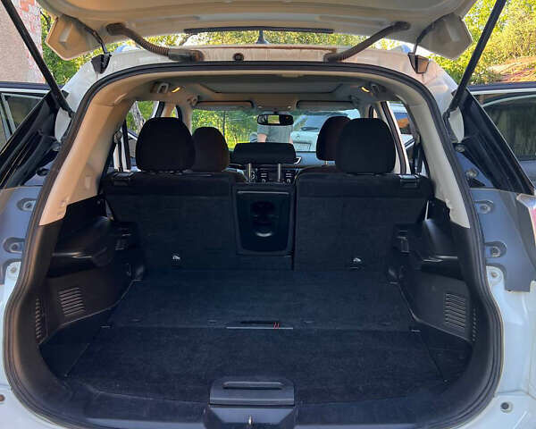 Белый Ниссан Rogue, объемом двигателя 2.5 л и пробегом 205 тыс. км за 11800 $, фото 7 на Automoto.ua