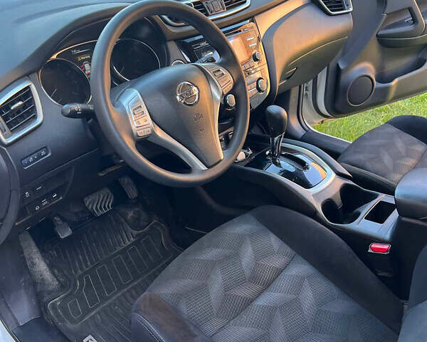 Белый Ниссан Rogue, объемом двигателя 2.5 л и пробегом 205 тыс. км за 11800 $, фото 3 на Automoto.ua