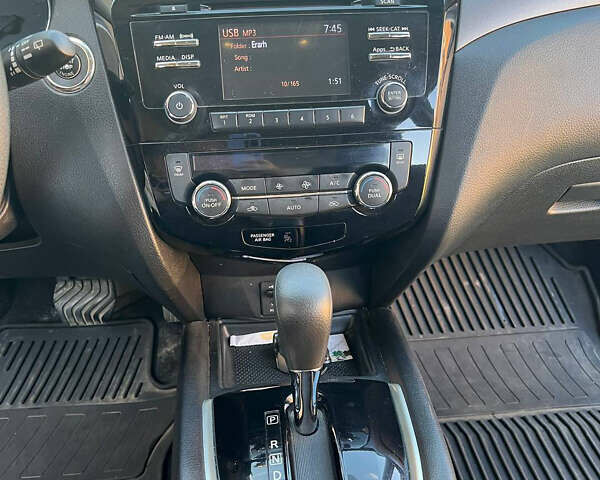 Белый Ниссан Rogue, объемом двигателя 2.5 л и пробегом 205 тыс. км за 11800 $, фото 4 на Automoto.ua