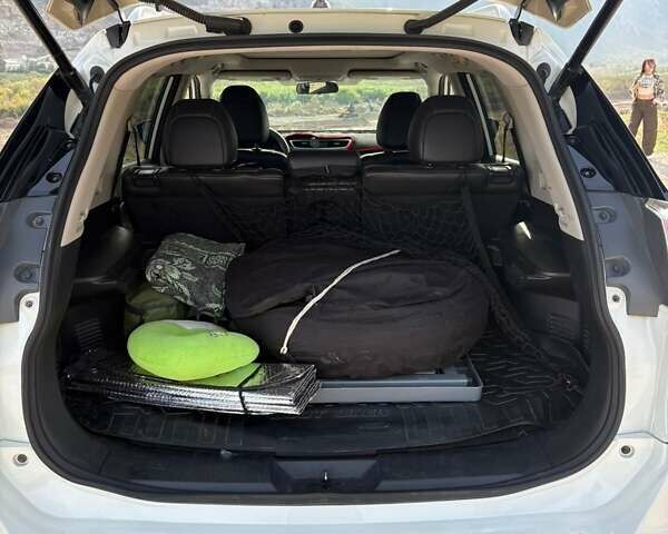 Белый Ниссан Rogue, объемом двигателя 2.5 л и пробегом 96 тыс. км за 12000 $, фото 5 на Automoto.ua