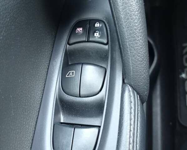 Білий Ніссан Rogue, об'ємом двигуна 2.5 л та пробігом 201 тис. км за 12800 $, фото 32 на Automoto.ua