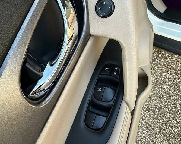 Белый Ниссан Rogue, объемом двигателя 2.5 л и пробегом 111 тыс. км за 15000 $, фото 22 на Automoto.ua