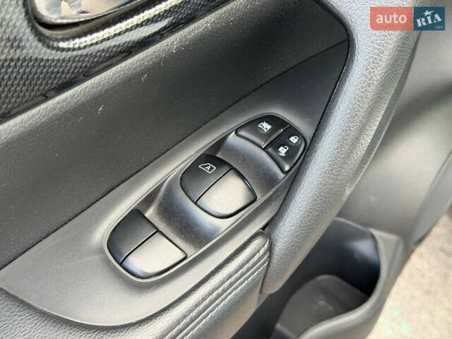 Белый Ниссан Rogue, объемом двигателя 2.5 л и пробегом 112 тыс. км за 15000 $, фото 39 на Automoto.ua