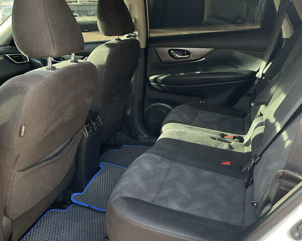 Белый Ниссан Rogue, объемом двигателя 2.49 л и пробегом 220 тыс. км за 11800 $, фото 11 на Automoto.ua