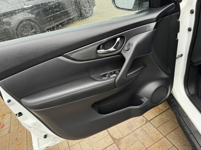 Белый Ниссан Rogue, объемом двигателя 2.5 л и пробегом 166 тыс. км за 12700 $, фото 6 на Automoto.ua