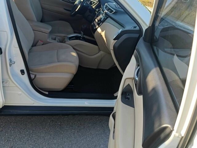 Белый Ниссан Rogue, объемом двигателя 2.5 л и пробегом 69 тыс. км за 16500 $, фото 4 на Automoto.ua