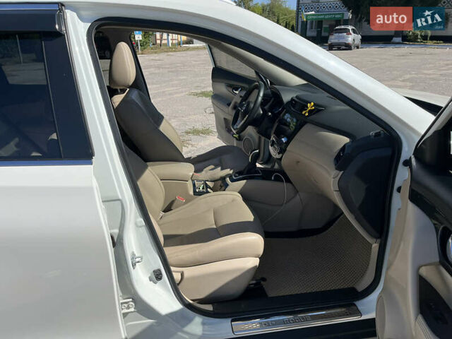 Белый Ниссан Rogue, объемом двигателя 2.49 л и пробегом 186 тыс. км за 16000 $, фото 6 на Automoto.ua