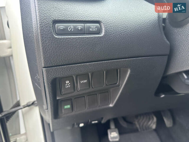 Белый Ниссан Rogue, объемом двигателя 2.5 л и пробегом 165 тыс. км за 10900 $, фото 12 на Automoto.ua