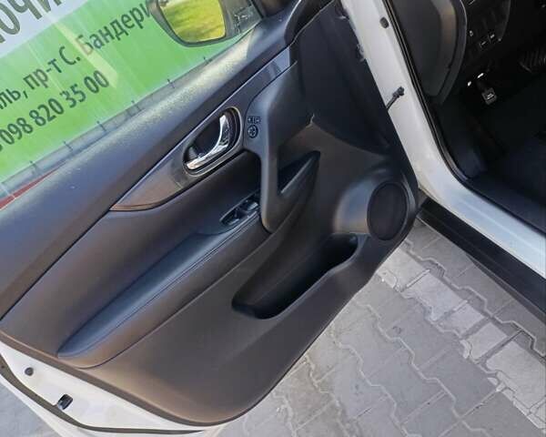 Ниссан Rogue 2016 в Тернополе на Automoto.ua Белый Ниссан Rogue, объемом двигателя 2.5 л и пробегом 192 тыс. км за 12999 $, фото 13 на Automoto.ua