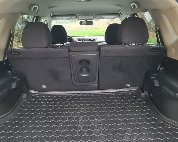 Белый Ниссан Rogue, объемом двигателя 2.49 л и пробегом 214 тыс. км за 13500 $, фото 25 на Automoto.ua