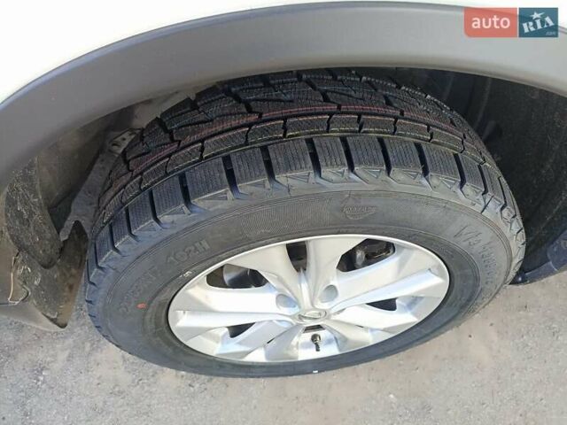 Білий Ніссан Rogue, об'ємом двигуна 2.49 л та пробігом 157 тис. км за 13800 $, фото 12 на Automoto.ua