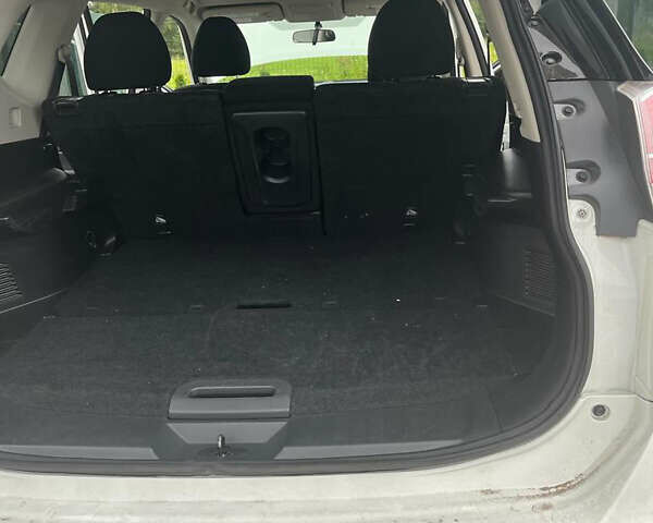 Белый Ниссан Rogue, объемом двигателя 2.5 л и пробегом 137 тыс. км за 12700 $, фото 3 на Automoto.ua