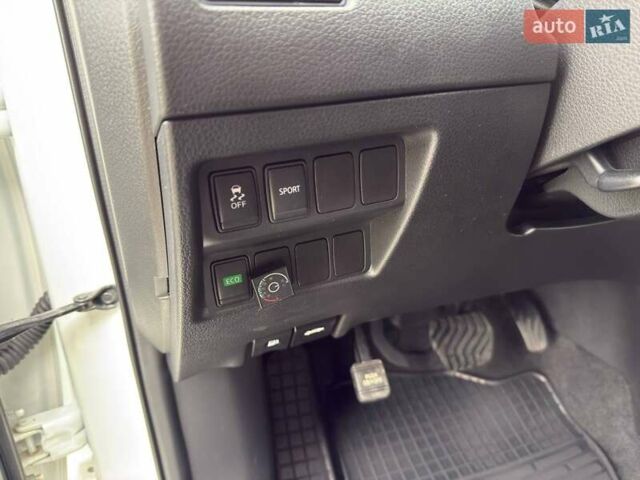 Белый Ниссан Rogue, объемом двигателя 2.5 л и пробегом 130 тыс. км за 11999 $, фото 17 на Automoto.ua