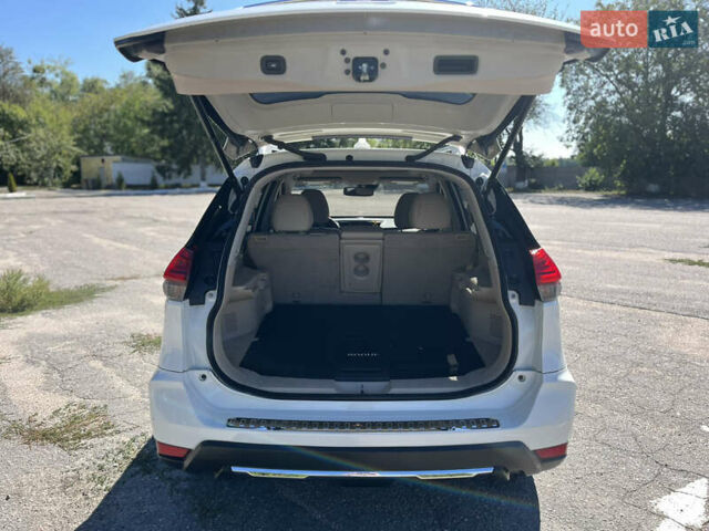 Белый Ниссан Rogue, объемом двигателя 2.49 л и пробегом 186 тыс. км за 16000 $, фото 4 на Automoto.ua