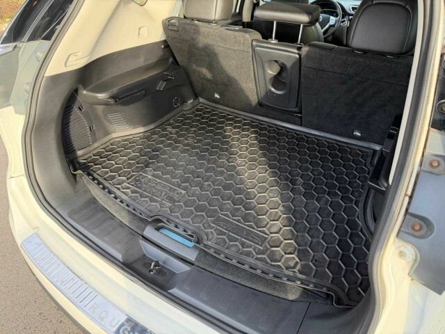 Белый Ниссан Rogue, объемом двигателя 2.5 л и пробегом 112 тыс. км за 15000 $, фото 10 на Automoto.ua