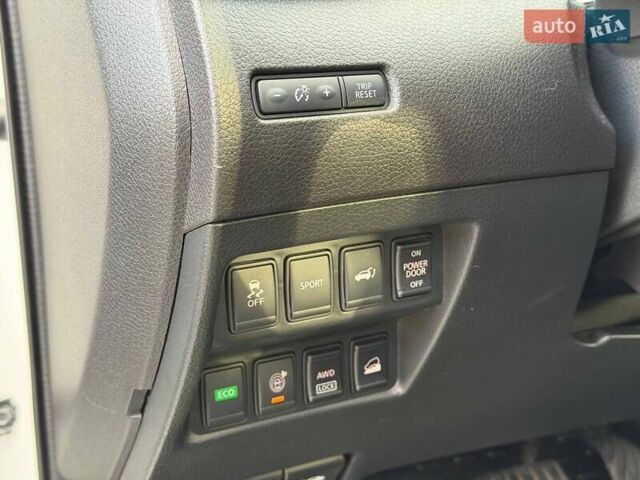 Белый Ниссан Rogue, объемом двигателя 2.5 л и пробегом 112 тыс. км за 15000 $, фото 40 на Automoto.ua