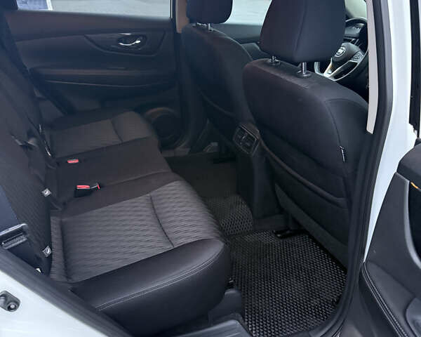 Белый Ниссан Rogue, объемом двигателя 2.49 л и пробегом 155 тыс. км за 15000 $, фото 12 на Automoto.ua