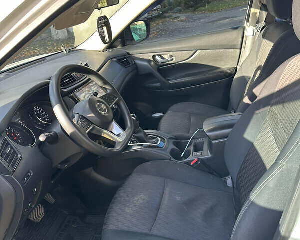 Белый Ниссан Rogue, объемом двигателя 2.49 л и пробегом 160 тыс. км за 14000 $, фото 2 на Automoto.ua