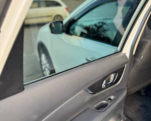 Белый Ниссан Rogue, объемом двигателя 2.49 л и пробегом 167 тыс. км за 15300 $, фото 22 на Automoto.ua