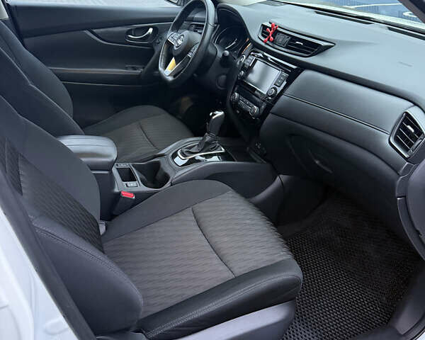 Белый Ниссан Rogue, объемом двигателя 2.49 л и пробегом 155 тыс. км за 15000 $, фото 13 на Automoto.ua