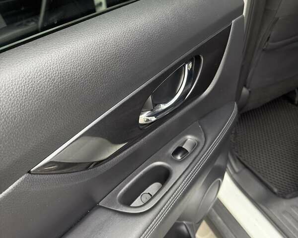 Ніссан Rogue 2017 у Вінниці на Automoto.ua Білий Ніссан Rogue, об'ємом двигуна 2.49 л та пробігом 161 тис. км за 14300 $, фото 3 на Automoto.ua