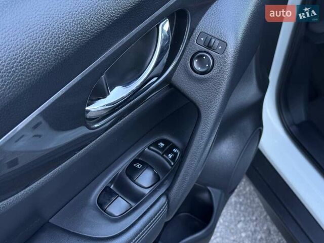 Белый Ниссан Rogue, объемом двигателя 2.5 л и пробегом 81 тыс. км за 17500 $, фото 13 на Automoto.ua