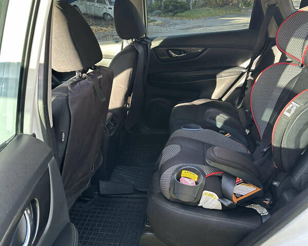 Белый Ниссан Rogue, объемом двигателя 2.49 л и пробегом 160 тыс. км за 14000 $, фото 3 на Automoto.ua