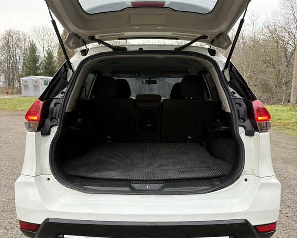 Белый Ниссан Rogue, объемом двигателя 2.49 л и пробегом 213 тыс. км за 11800 $, фото 4 на Automoto.ua