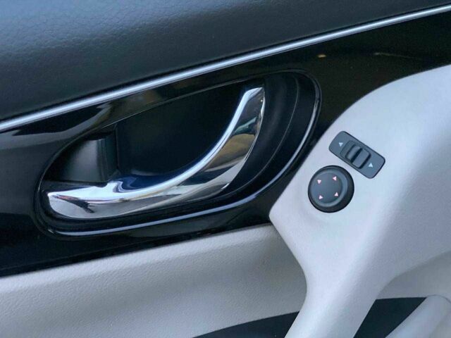 Білий Ніссан Rogue, об'ємом двигуна 2 л та пробігом 61 тис. км за 17690 $, фото 12 на Automoto.ua