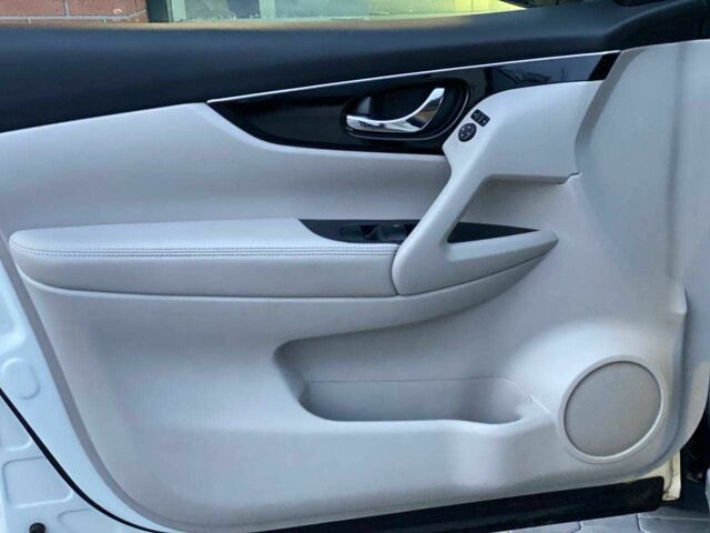 Білий Ніссан Rogue, об'ємом двигуна 2 л та пробігом 61 тис. км за 17690 $, фото 10 на Automoto.ua